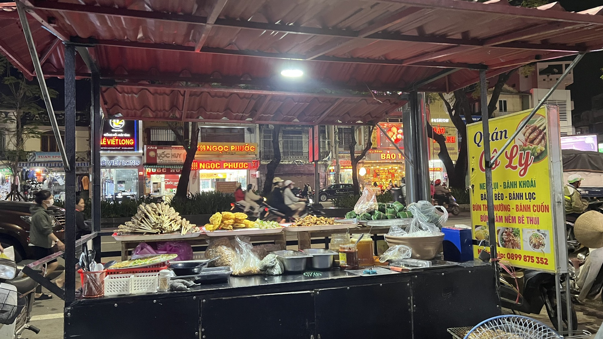 Phố ẩm thực chợ Đông Ba nhộn nhịp trở lại sau ngập lụt - Ảnh 4.