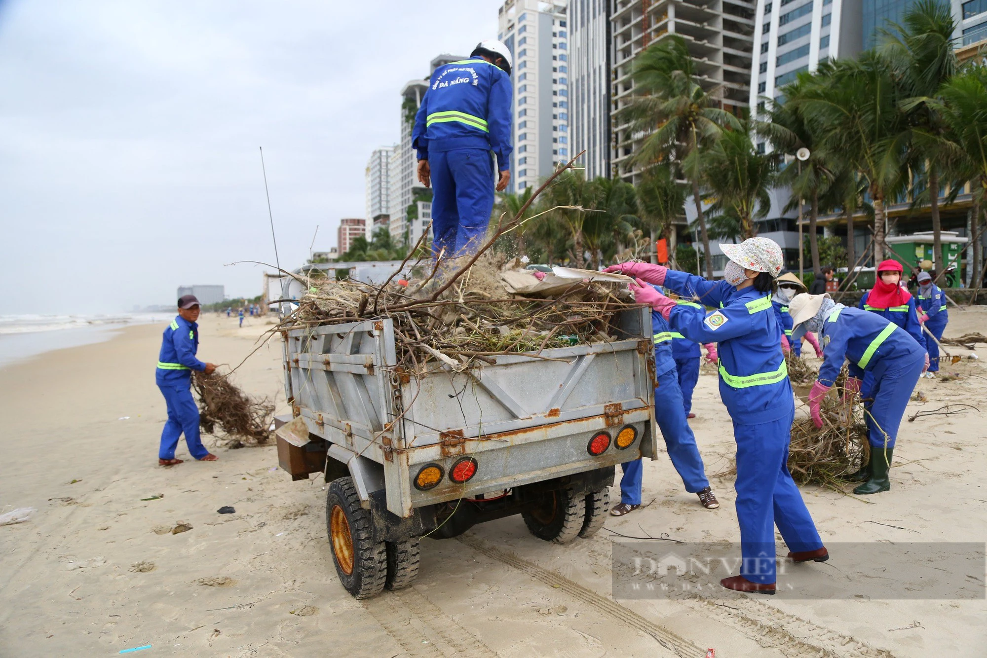 Rác bủa vây biển Đà Nẵng sau mưa lớn - Ảnh 5.