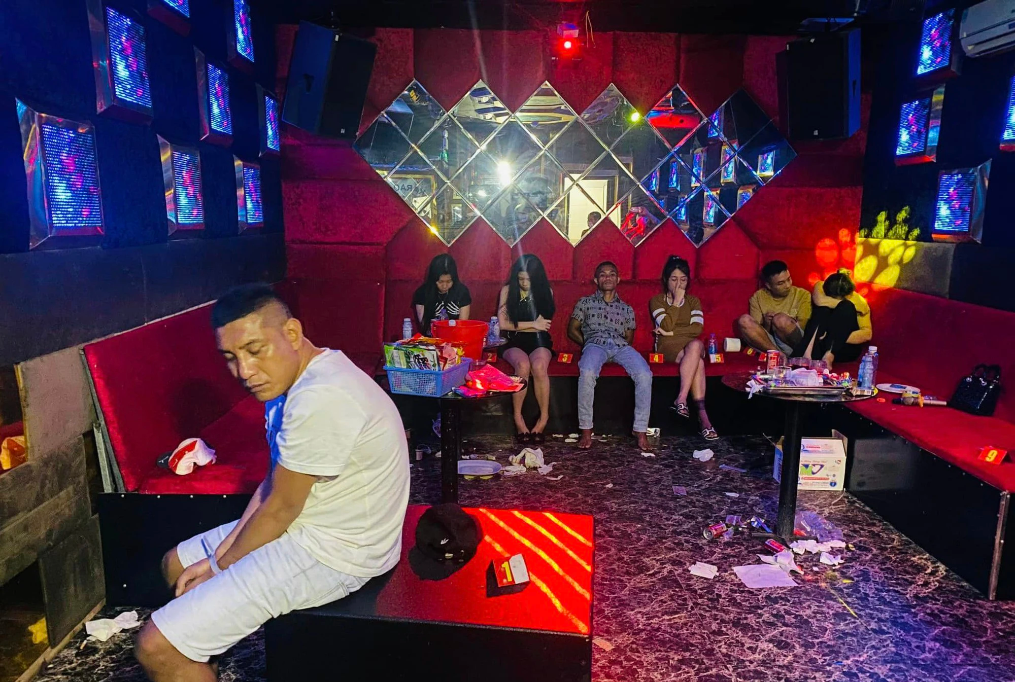 Chủ quán karaoke Ánh Sao ở Quảng Trị nhận kết đắng vì hành vi trái phép - Ảnh 1.