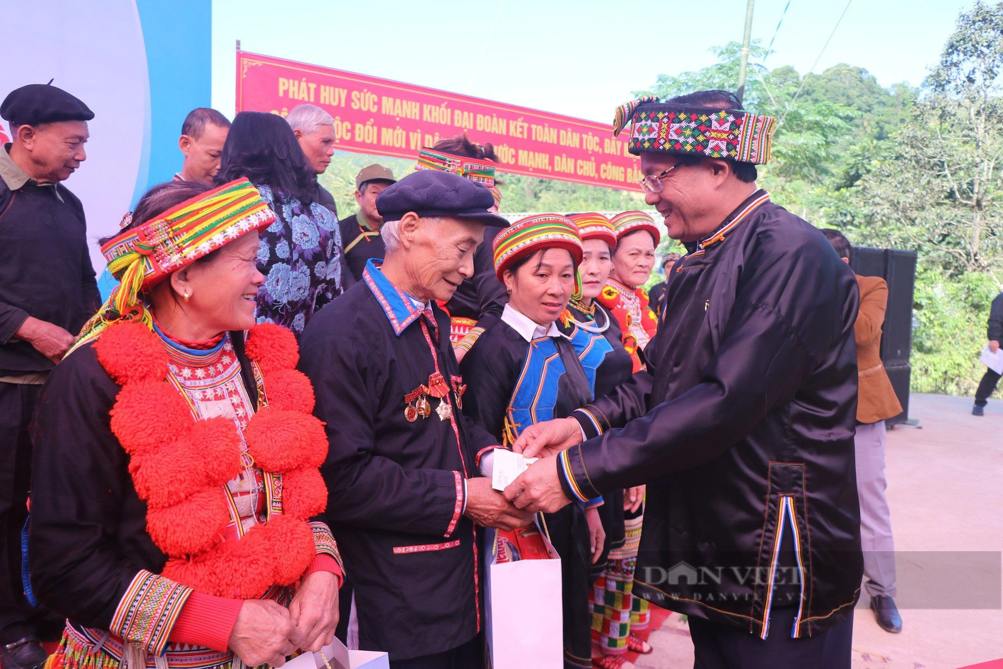 Thượng tướng Trần Quang Phương: Quốc hội luôn quan tâm chăm lo đời sống cho đồng bào dân tộc thiểu số và miền núi - Ảnh 4.