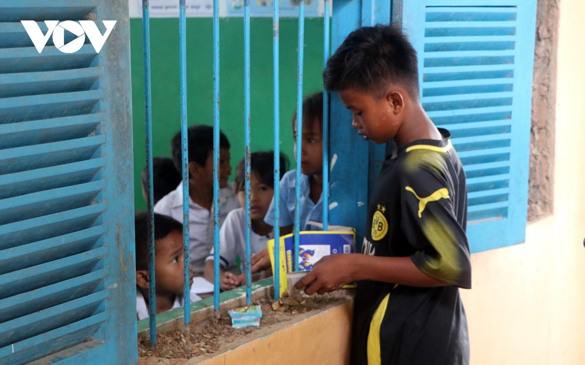 Vượt khó “gieo chữ” cho những con em gốc Việt tại Campuchia - Ảnh 10.