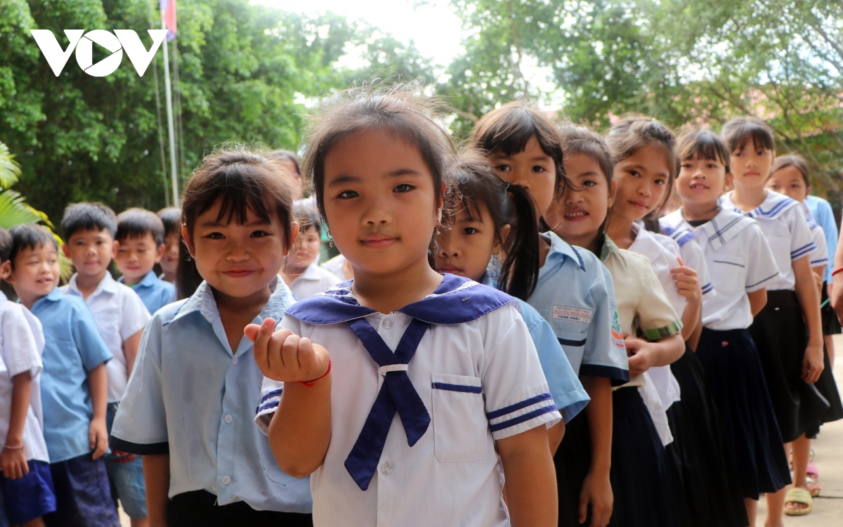 Vượt khó “gieo chữ” cho những con em gốc Việt tại Campuchia - Ảnh 12.