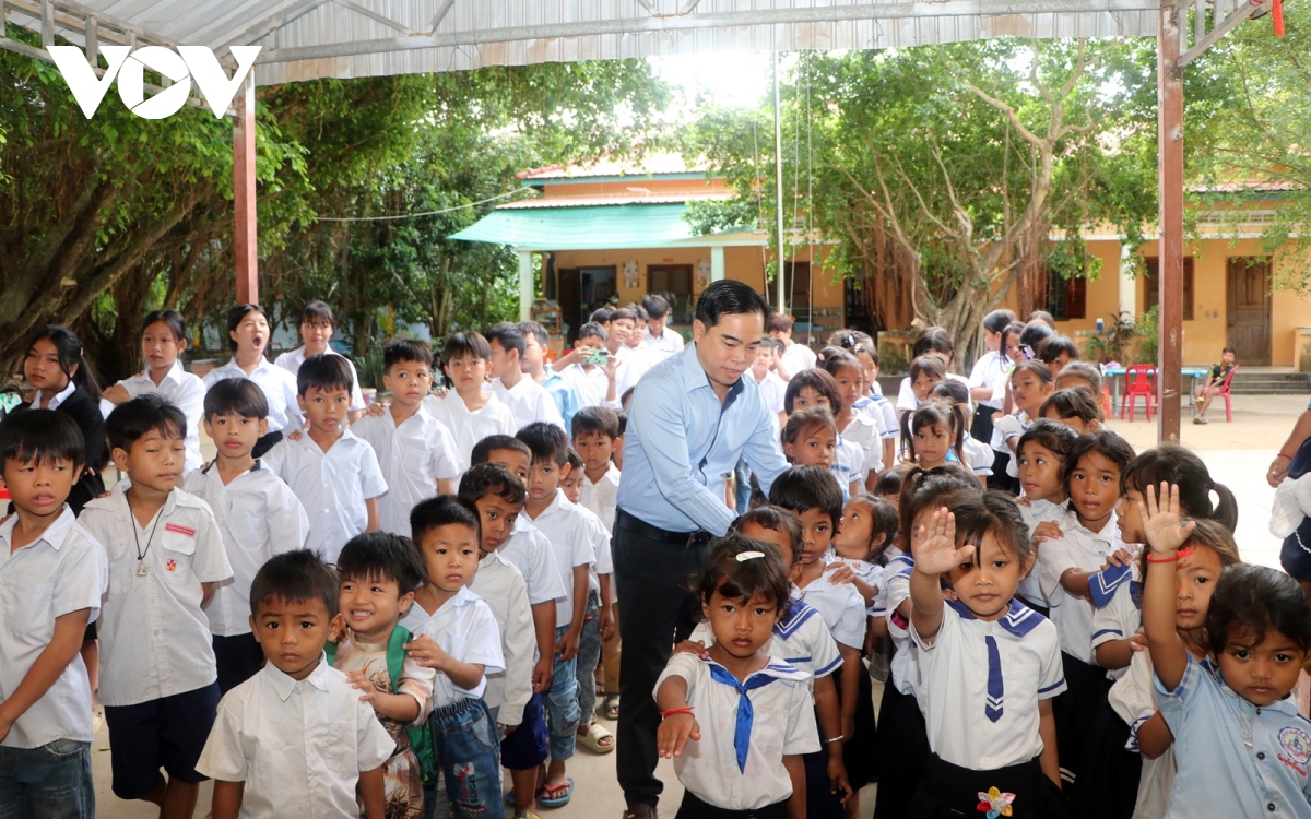 Vượt khó “gieo chữ” cho những con em gốc Việt tại Campuchia - Ảnh 2.