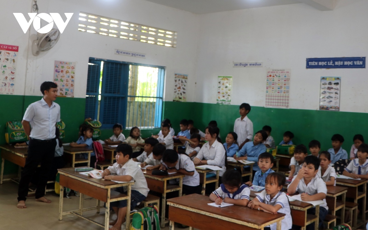 Vượt khó “gieo chữ” cho những con em gốc Việt tại Campuchia - Ảnh 5.