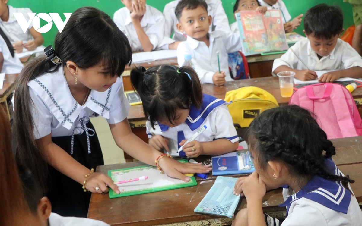 Vượt khó “gieo chữ” cho những con em gốc Việt tại Campuchia - Ảnh 6.