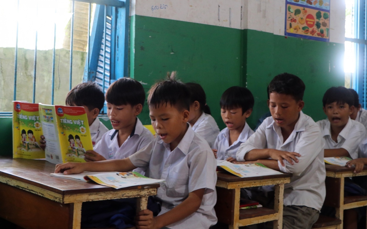 Vượt khó “gieo chữ” cho những con em gốc Việt tại Campuchia - Ảnh 7.