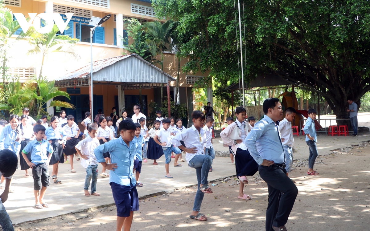 Vượt khó “gieo chữ” cho những con em gốc Việt tại Campuchia - Ảnh 8.