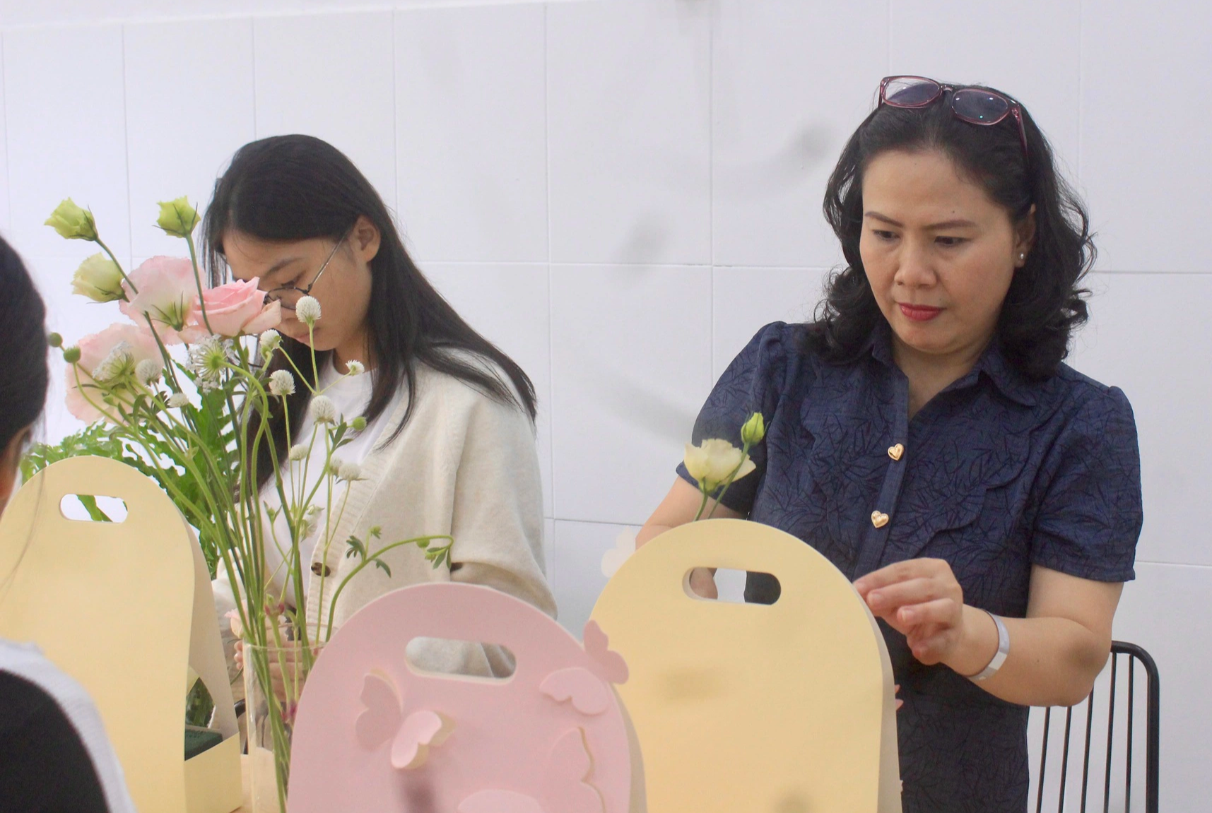 Workshop chữa lành không người dạy, không ồn ào, chỉ có mình với hoa tại Sài Gòn - Ảnh 7.