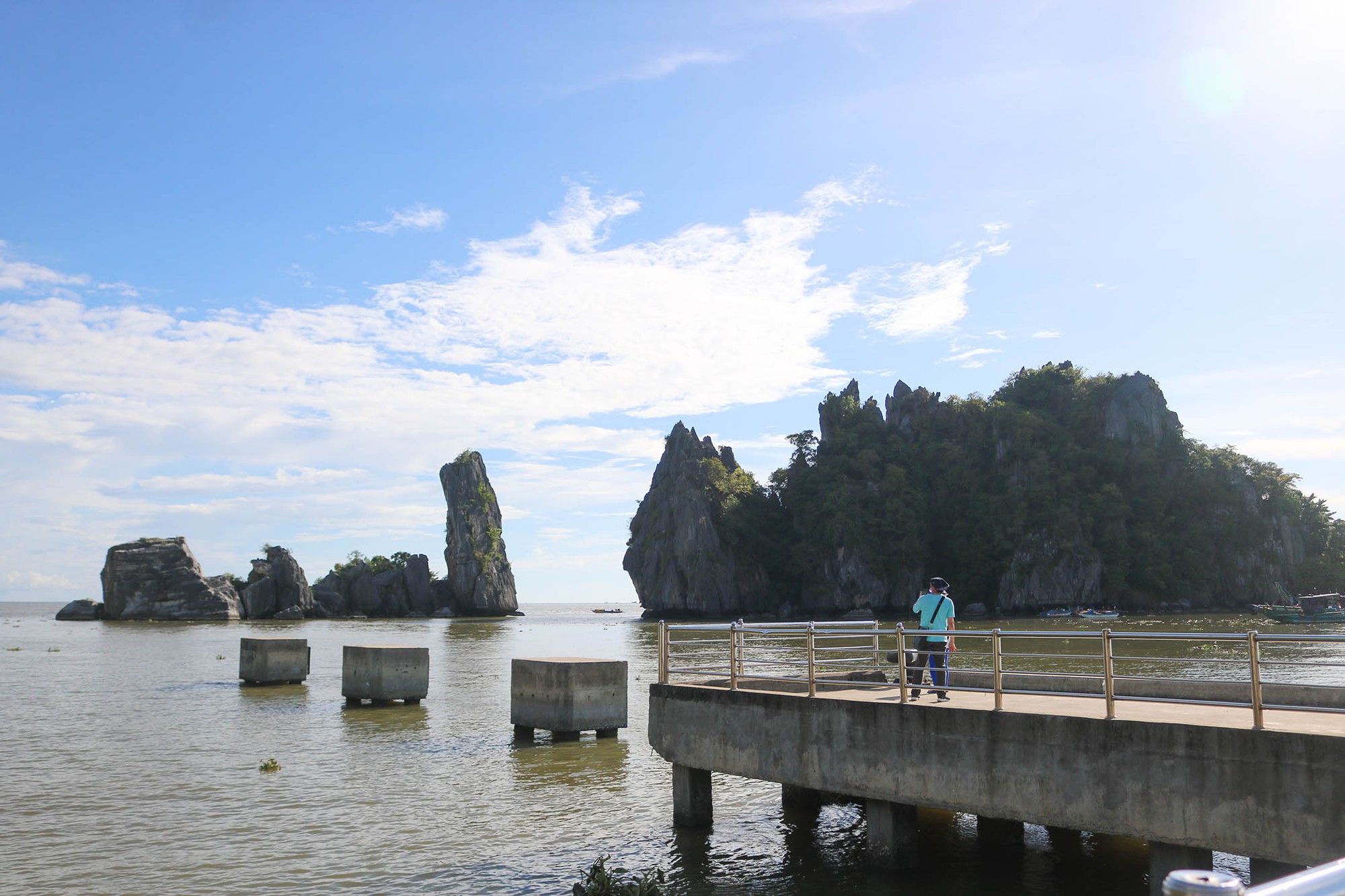 Một vùng biển có tảng đá gọi là Hòn Phụ Tử ở Kiên Giang, muốn đến đó thì phải qua chùa Hang - Ảnh 2.