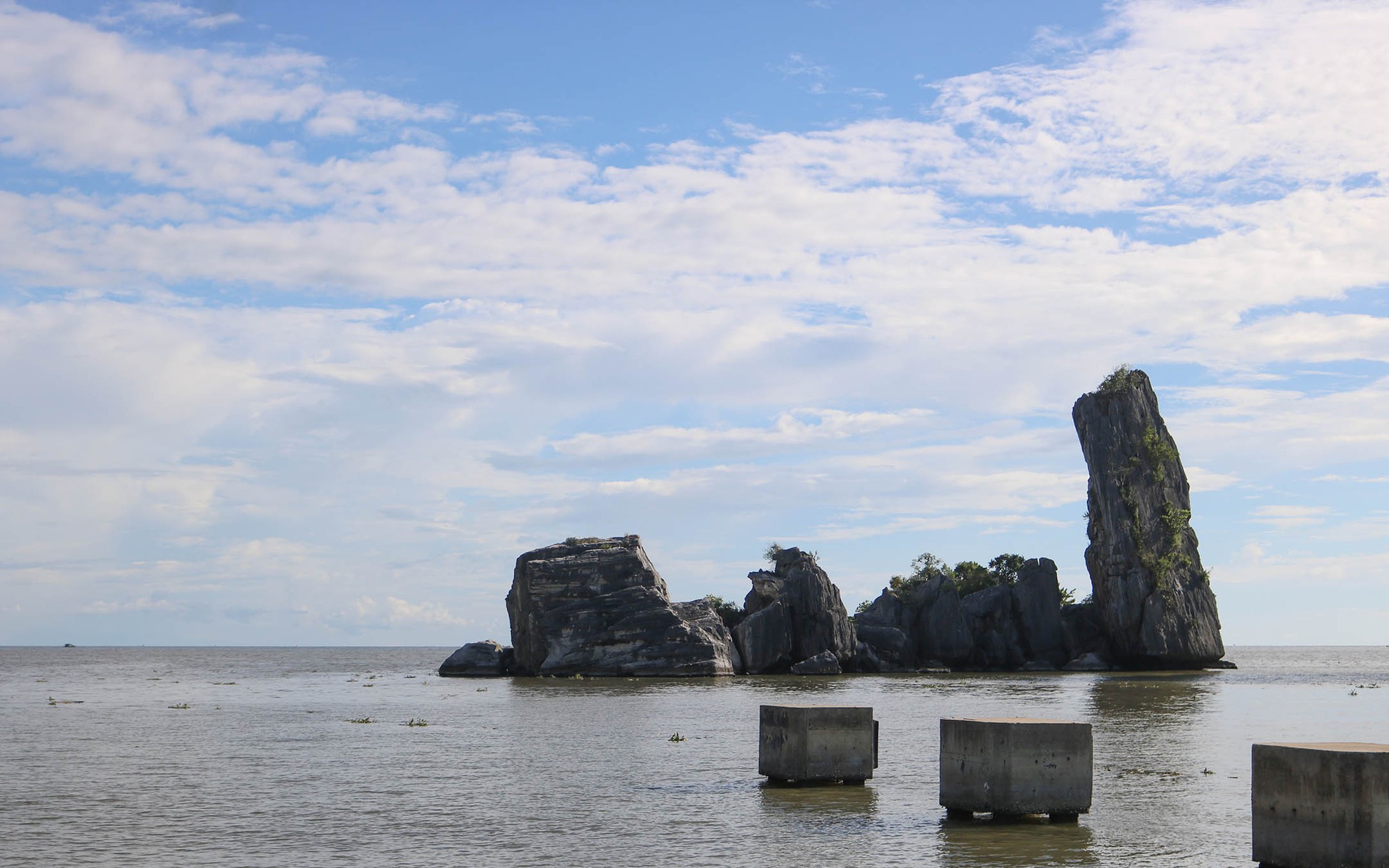 Một vùng biển có tảng đá gọi là Hòn Phụ Tử ở Kiên Giang, muốn đến đó thì phải qua chùa Hang