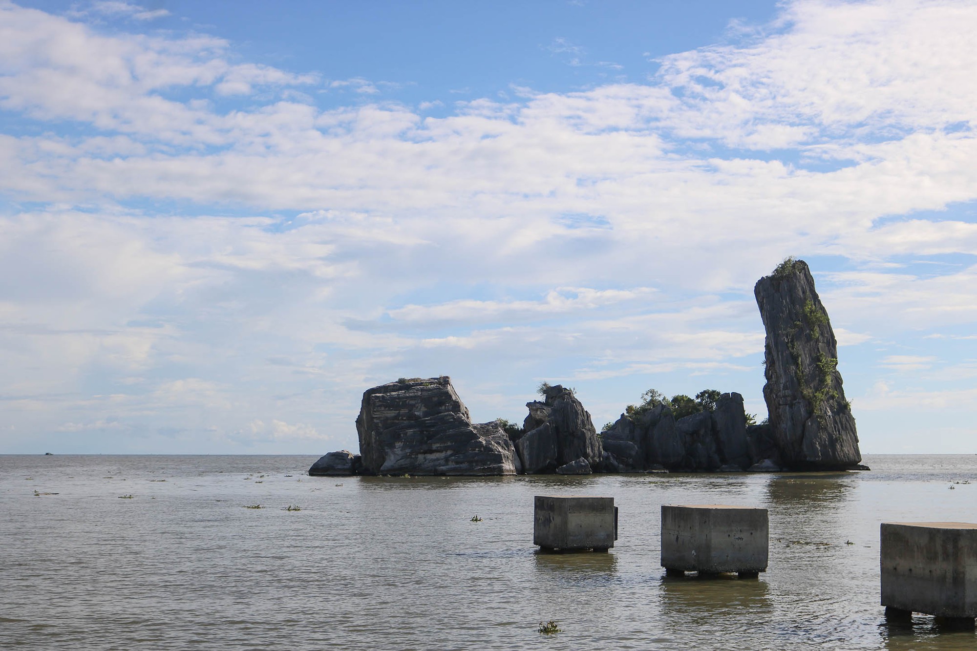 Một vùng biển có tảng đá gọi là Hòn Phụ Tử ở Kiên Giang, muốn đến đó thì phải qua chùa Hang - Ảnh 1.