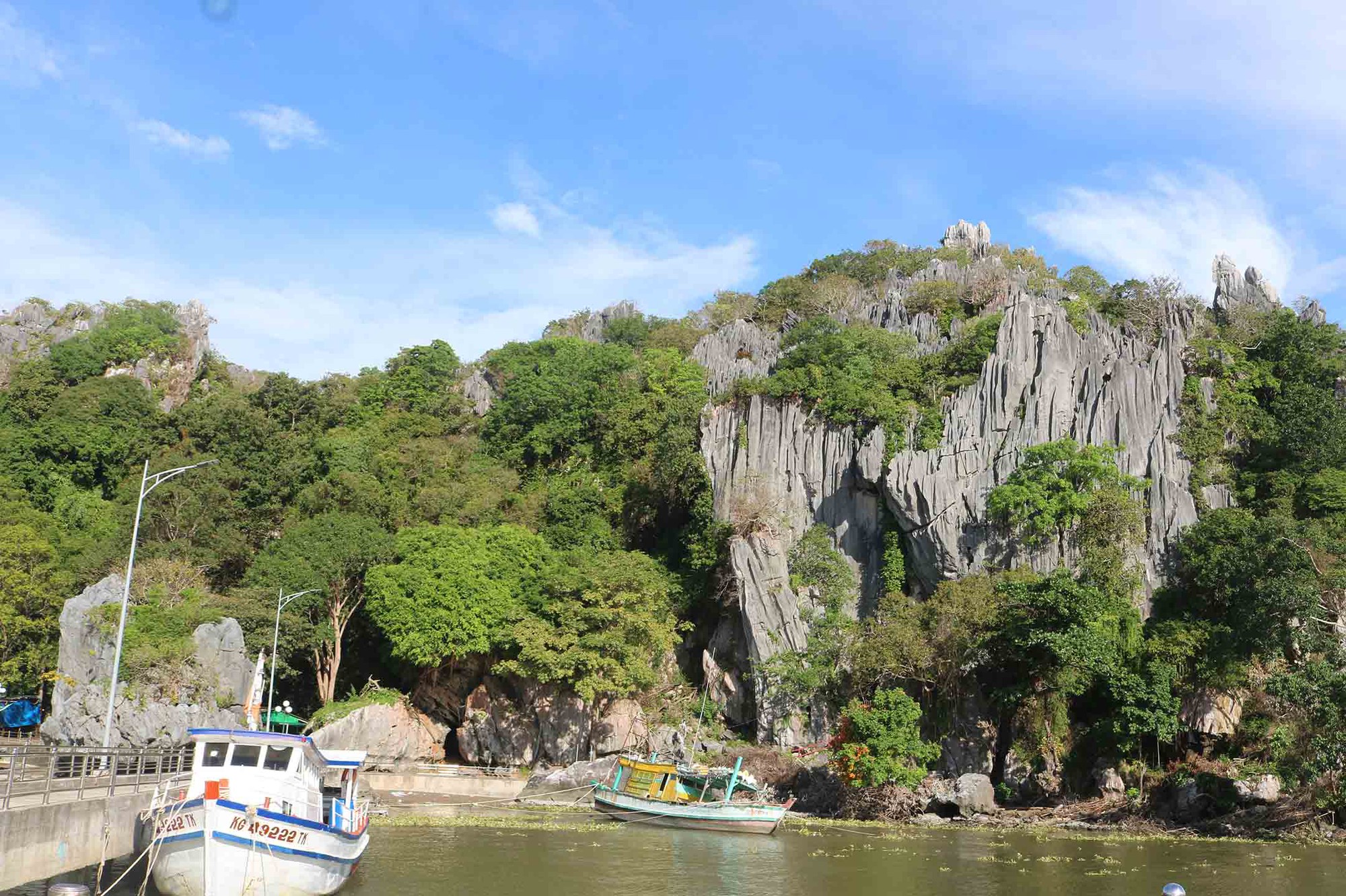Một vùng biển có tảng đá gọi là Hòn Phụ Tử ở Kiên Giang, muốn đến đó thì phải qua chùa Hang - Ảnh 4.