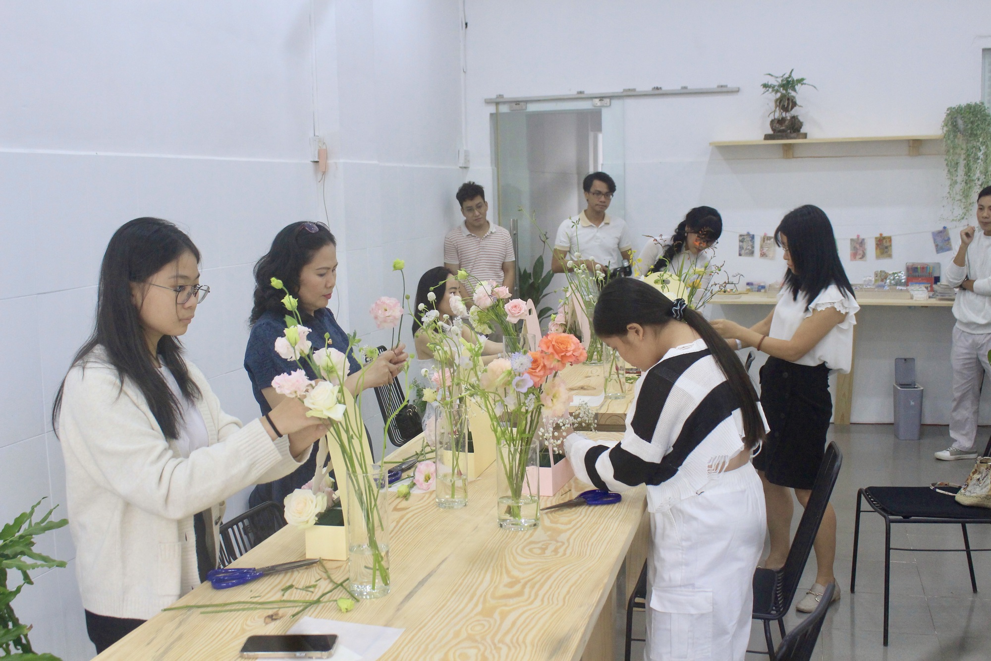 Workshop chữa lành không người dạy, không ồn ào, chỉ có mình với hoa tại Sài Gòn - Ảnh 1.