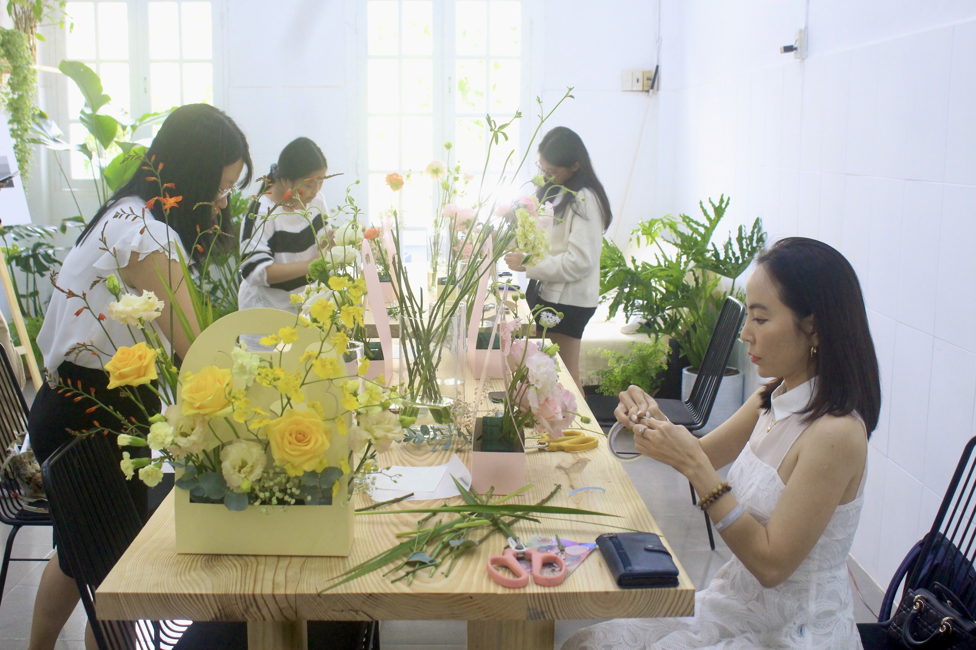 Workshop chữa lành không người dạy, không ồn ào, chỉ có mình với hoa tại Sài Gòn - Ảnh 5.