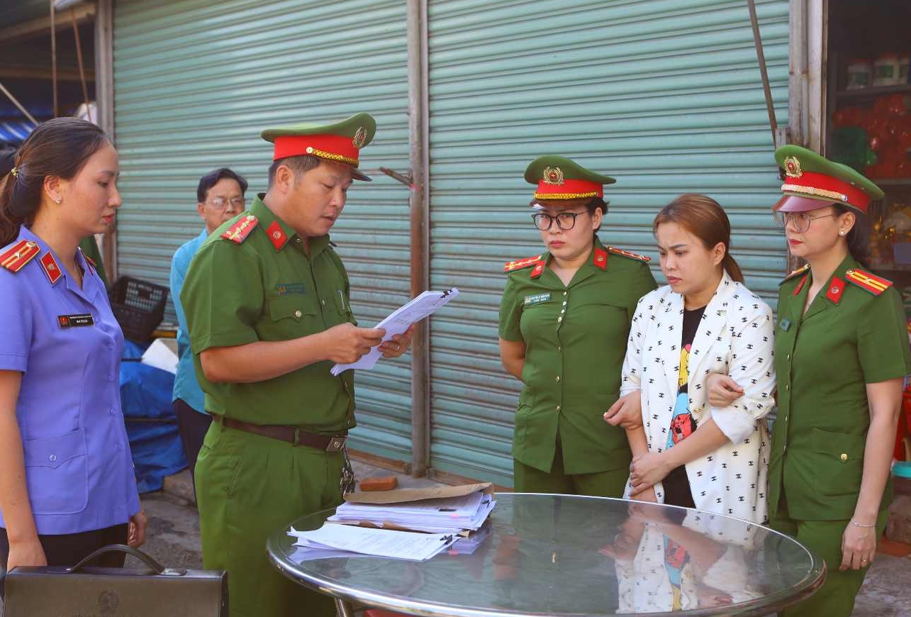 Bắt giam bà Loan Chi, chủ đường dây hụi ở Bình Thuận - Ảnh 1.