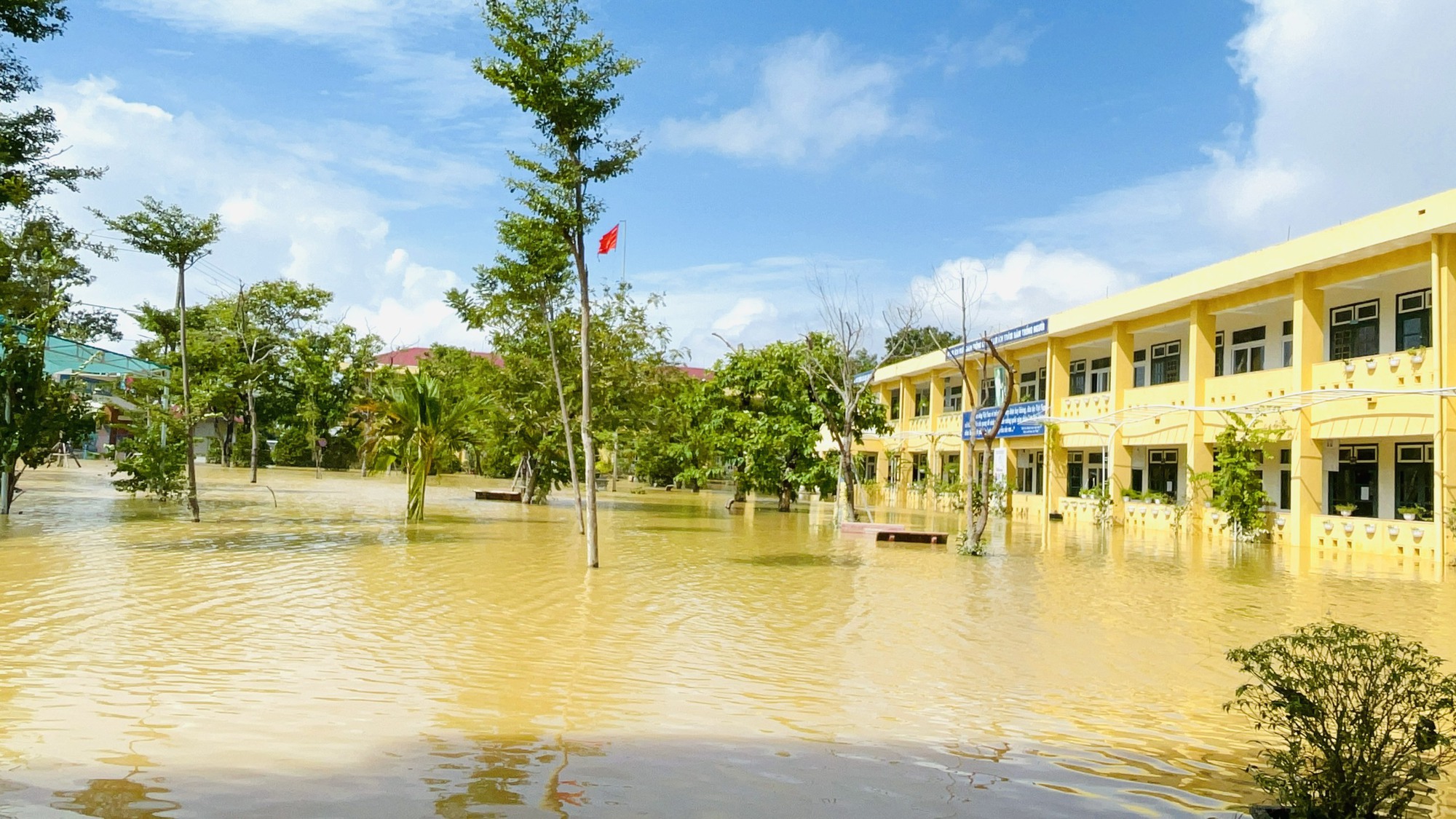 Mong nước rút, trường sạch là niềm vui của giáo viên vùng lũ trong ngày Hiến chương- Ảnh 2.