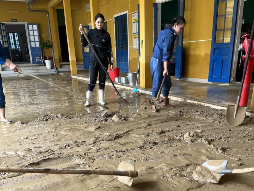 Mong nước rút, trường sạch là niềm vui của giáo viên vùng lũ trong ngày Hiến chương- Ảnh 11.