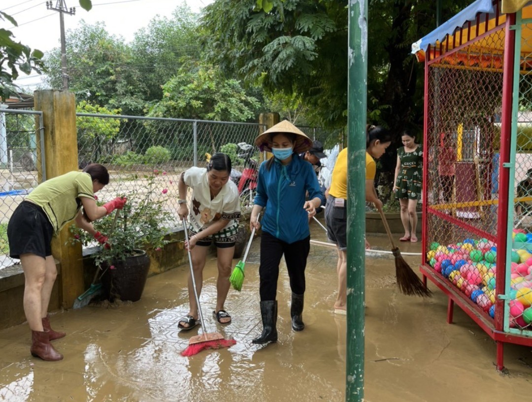 Mong nước rút, trường sạch là niềm vui của giáo viên vùng lũ trong ngày Hiến chương- Ảnh 12.