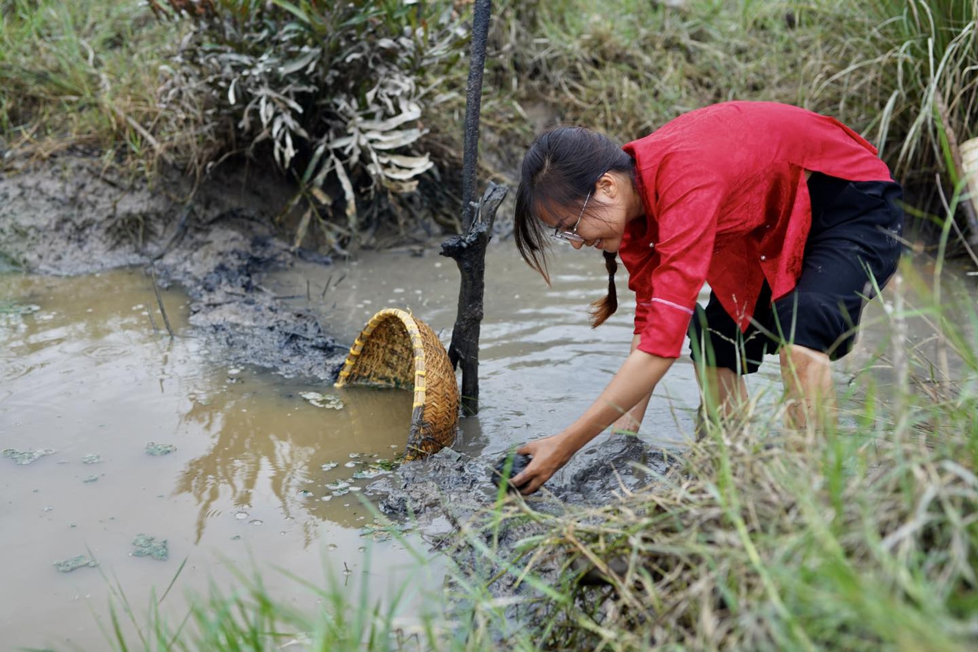 Thôn nữ xinh đẹp Quảng Nam &quot;đổi đời&quot; nhờ làm võng độc, lạ, lội bùn bắt cá - Ảnh 5.