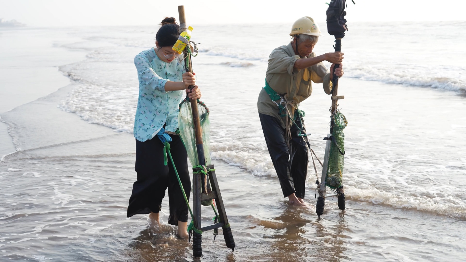 Thôn nữ xinh đẹp Quảng Nam &quot;đổi đời&quot; nhờ làm võng độc, lạ, lội bùn bắt cá - Ảnh 4.