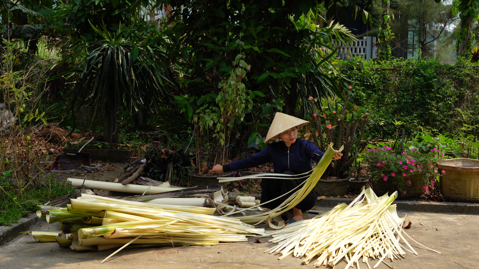 Thôn nữ xinh đẹp Quảng Nam &quot;đổi đời&quot; nhờ làm võng độc, lạ, lội bùn bắt cá - Ảnh 6.