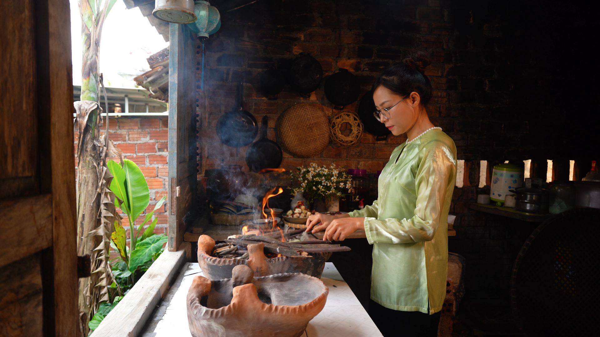 Thôn nữ xinh đẹp Quảng Nam &quot;đổi đời&quot; nhờ làm võng độc, lạ, lội bùn bắt cá - Ảnh 12.