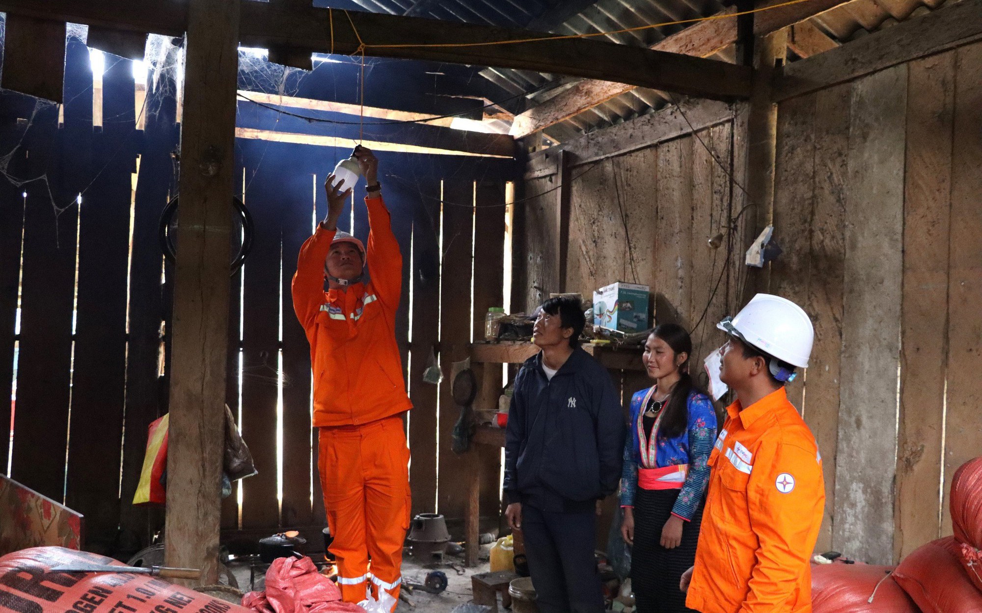 Huyện Điện Biên Đông: Đóng điện 2 bản vùng cao trước ngày Đại đoàn kết toàn dân 