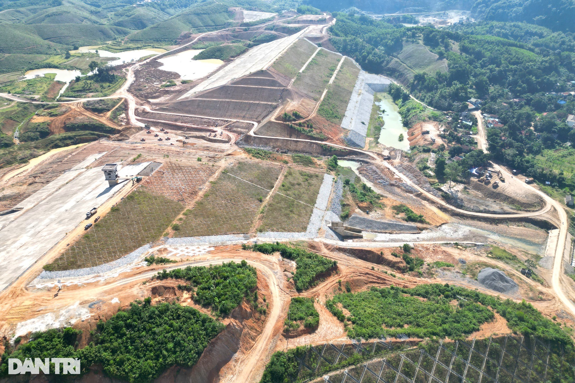 Toàn cảnh đại công trường hồ chứa nước có đập đất cao bậc nhất Việt Nam - Ảnh 1.