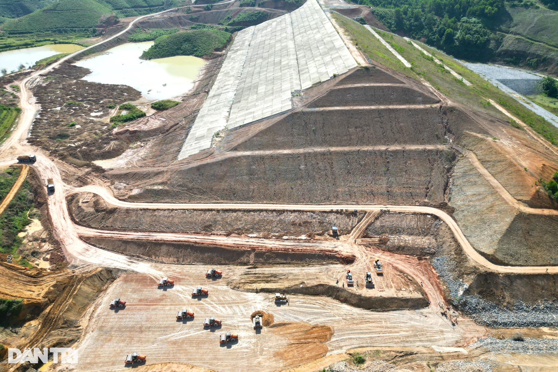 Toàn cảnh đại công trường hồ chứa nước có đập đất cao bậc nhất Việt Nam - Ảnh 2.