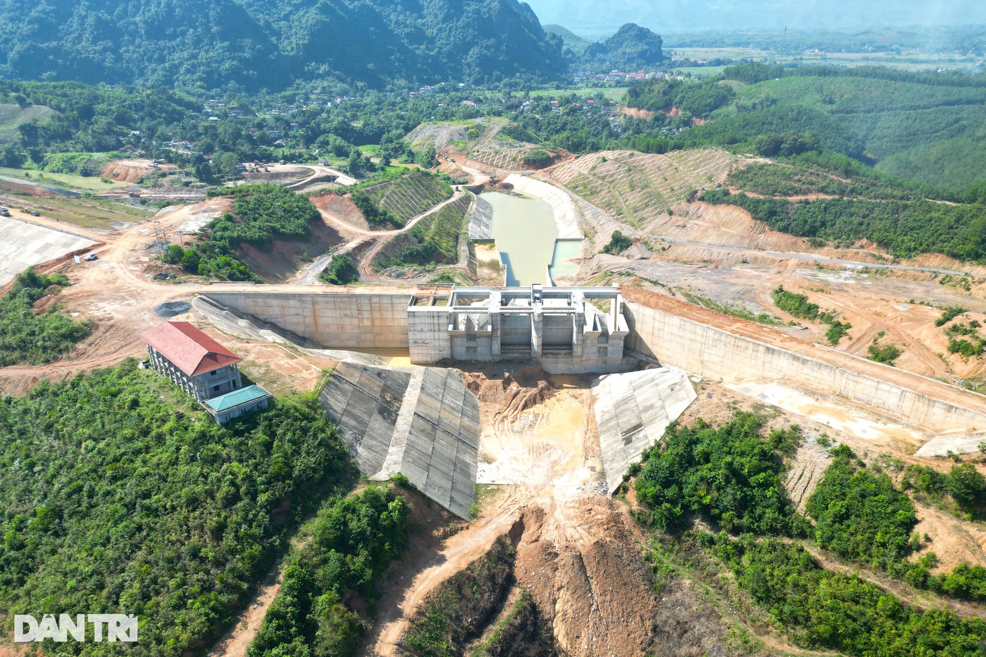 Toàn cảnh đại công trường hồ chứa nước có đập đất cao bậc nhất Việt Nam - Ảnh 3.