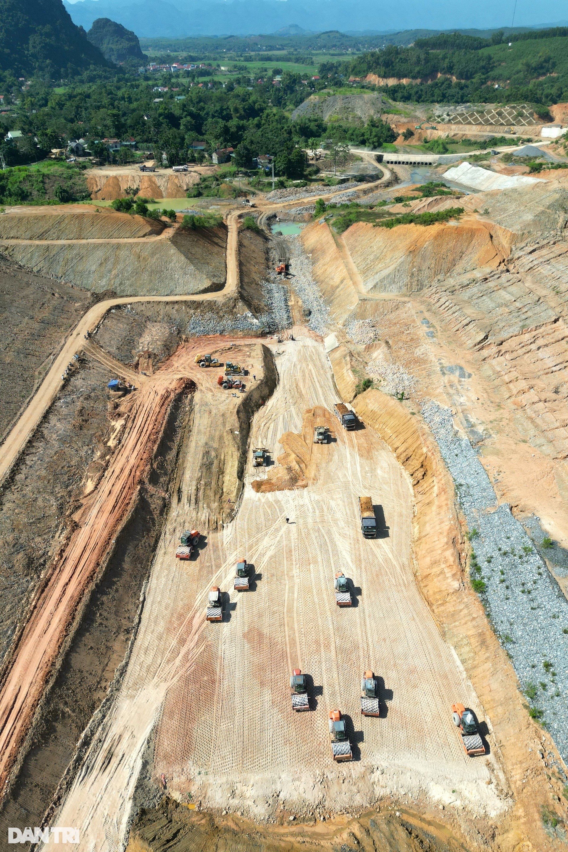 Toàn cảnh đại công trường hồ chứa nước có đập đất cao bậc nhất Việt Nam - Ảnh 4.
