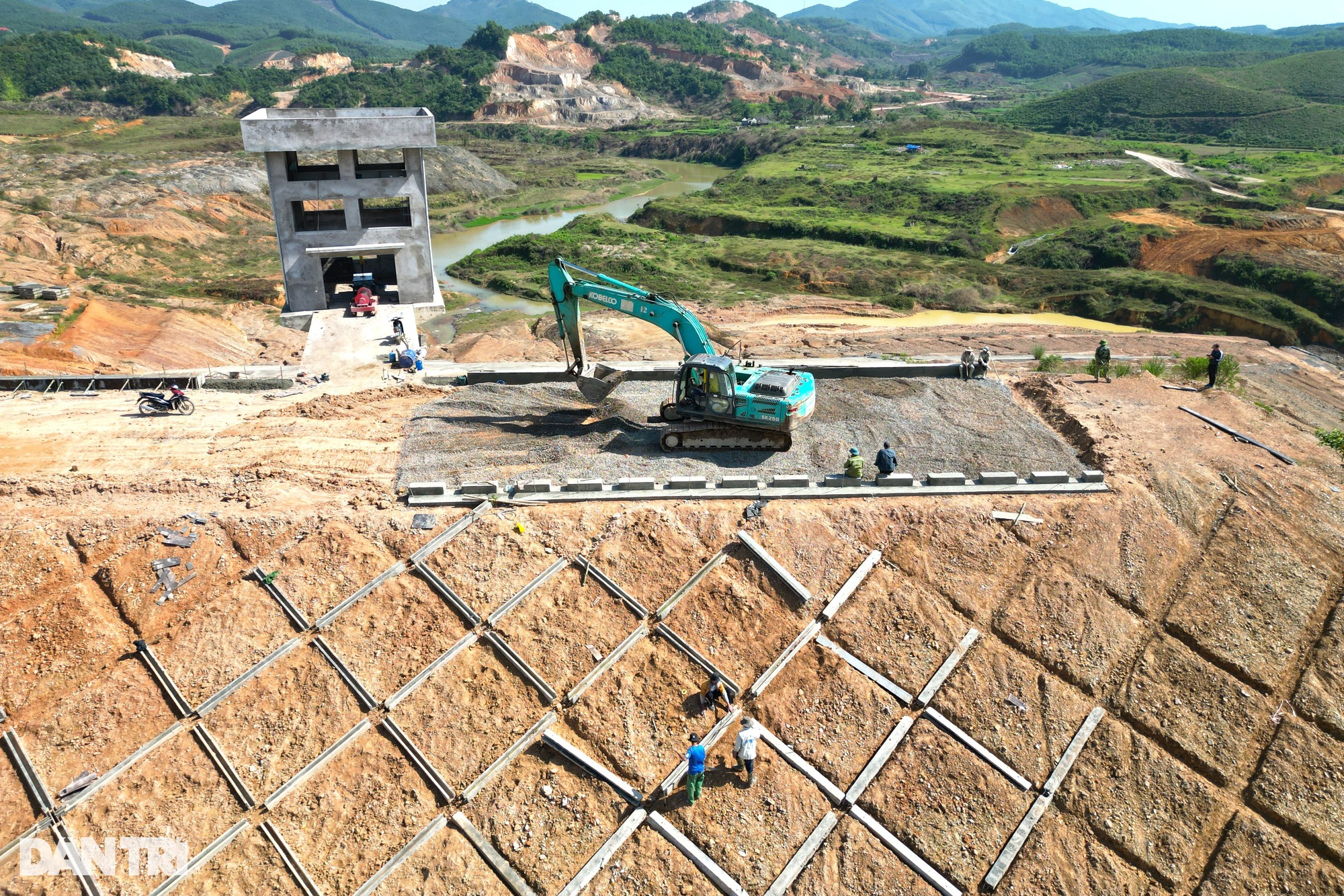 Toàn cảnh đại công trường hồ chứa nước có đập đất cao bậc nhất Việt Nam - Ảnh 5.