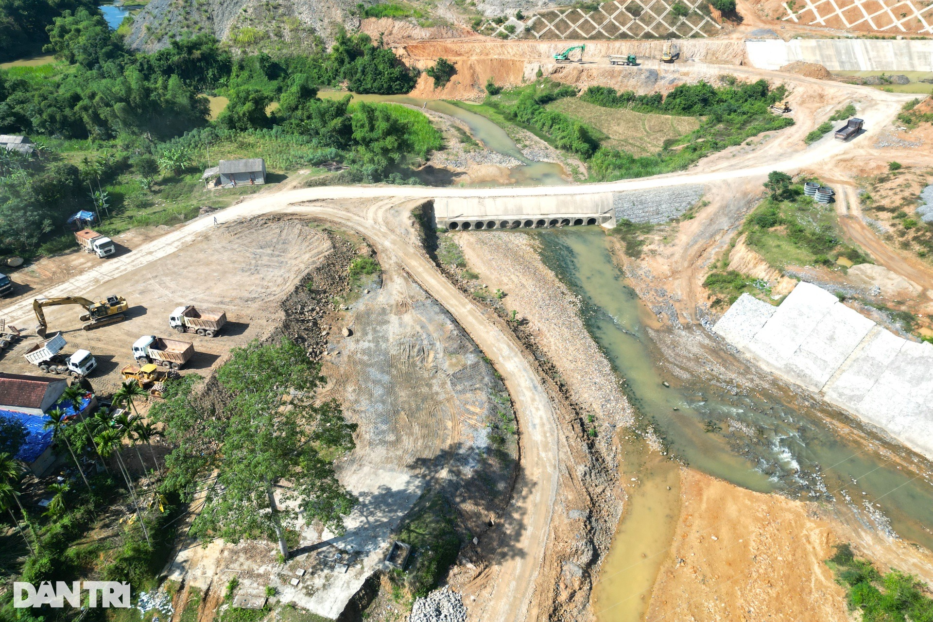 Toàn cảnh đại công trường hồ chứa nước có đập đất cao bậc nhất Việt Nam - Ảnh 6.