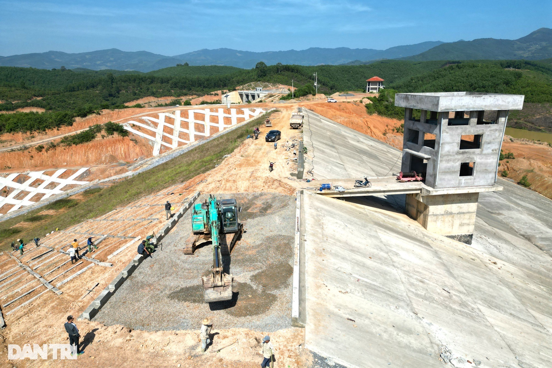 Toàn cảnh đại công trường hồ chứa nước có đập đất cao bậc nhất Việt Nam - Ảnh 7.
