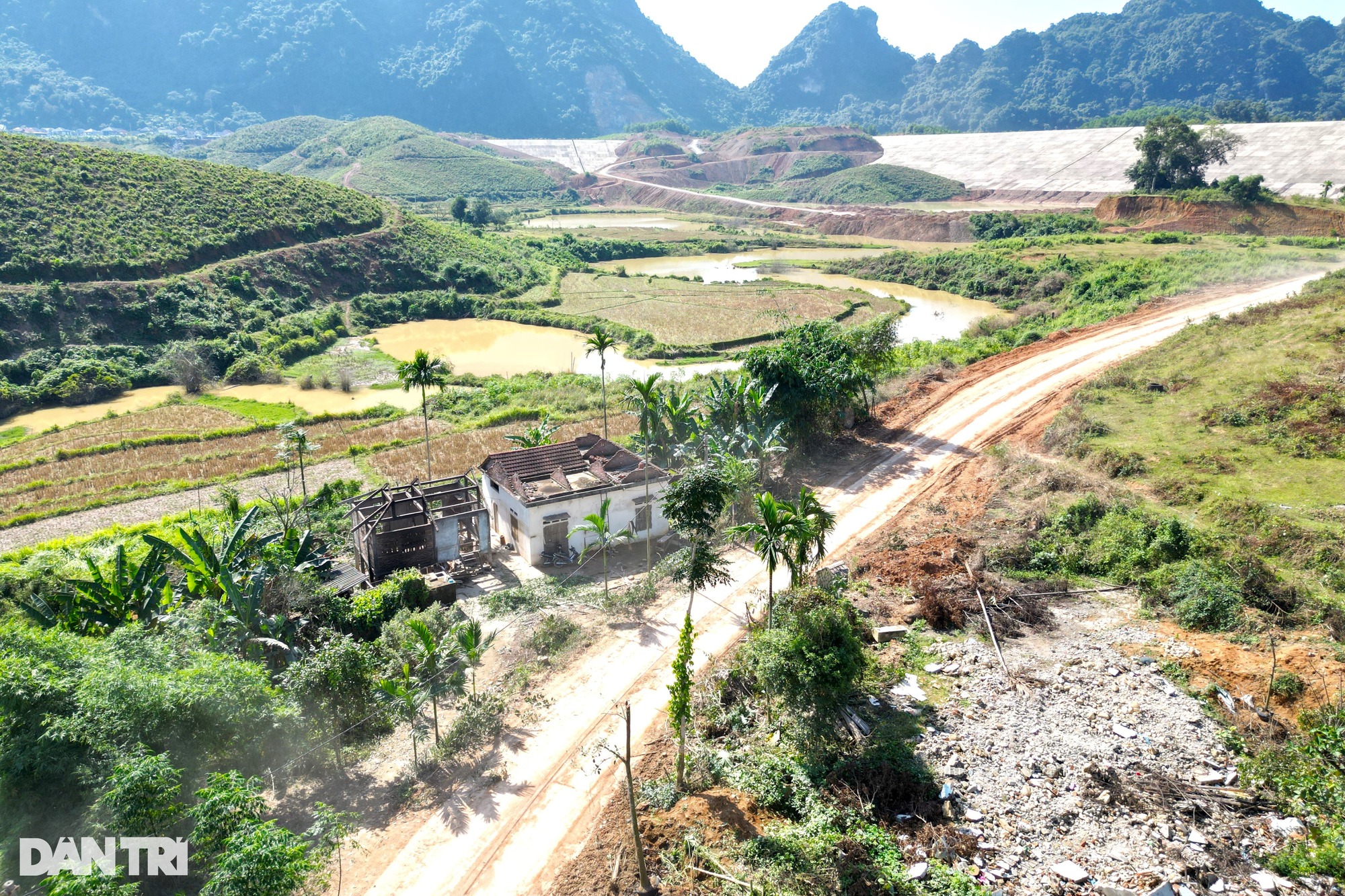 Toàn cảnh đại công trường hồ chứa nước có đập đất cao bậc nhất Việt Nam - Ảnh 8.