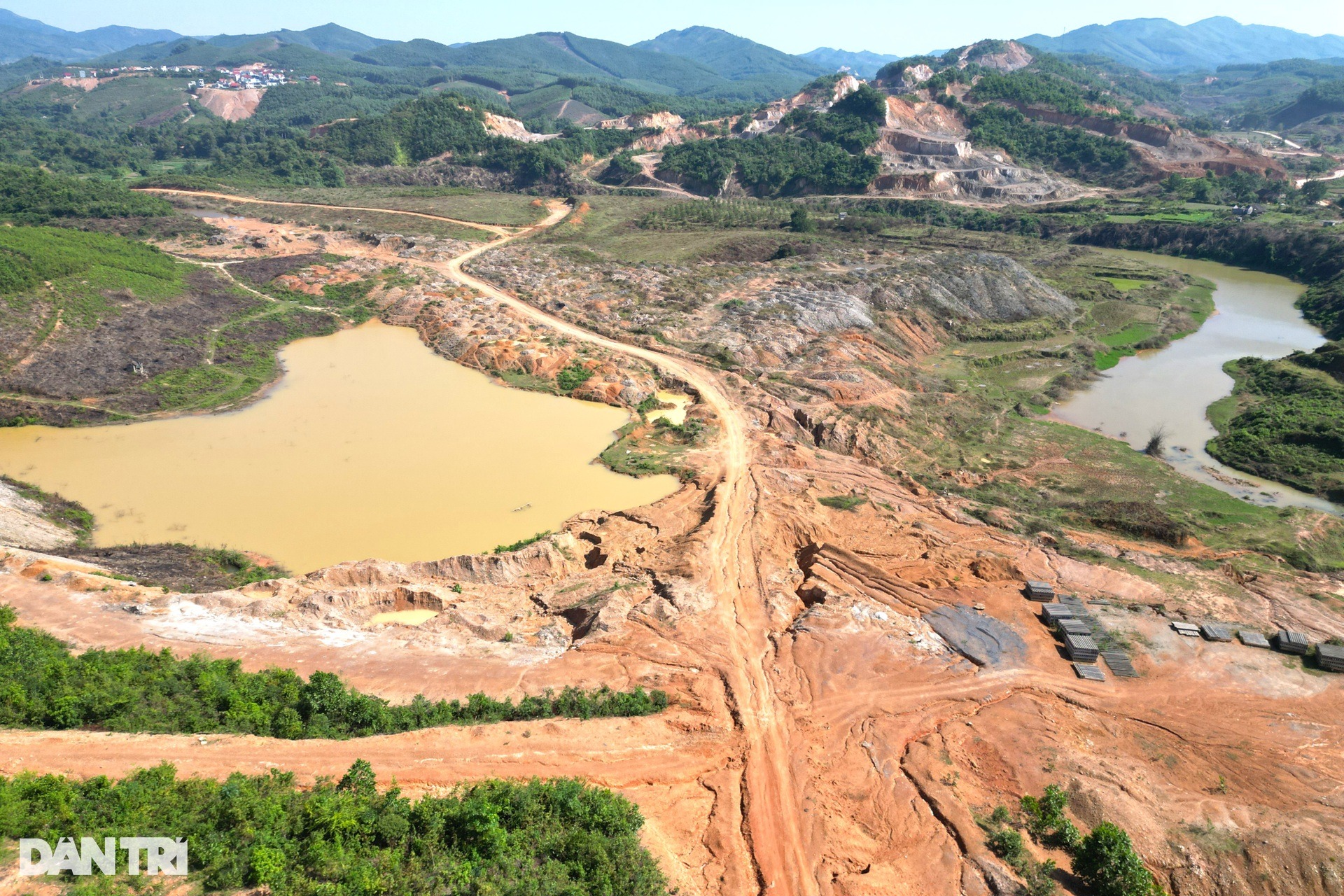 Toàn cảnh đại công trường hồ chứa nước có đập đất cao bậc nhất Việt Nam - Ảnh 9.