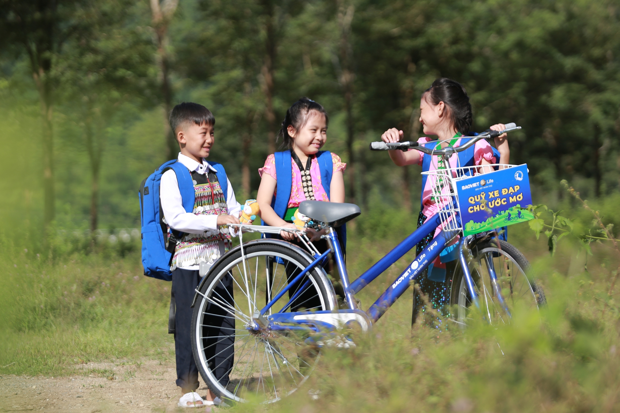 &quot;Quỹ Xe đạp chở ước mơ&quot; trao tặng hơn 700 phần quà cho trẻ em có hoàn cảnh khó khăn tỉnh Lai Châu - Ảnh 2.