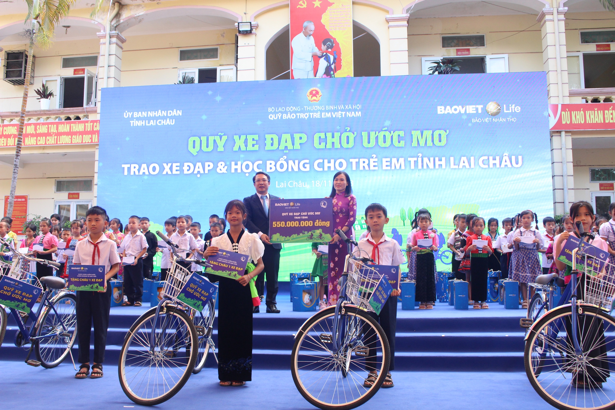 &quot;Quỹ Xe đạp chở ước mơ&quot; trao tặng hơn 700 phần quà cho trẻ em có hoàn cảnh khó khăn tỉnh Lai Châu - Ảnh 1.