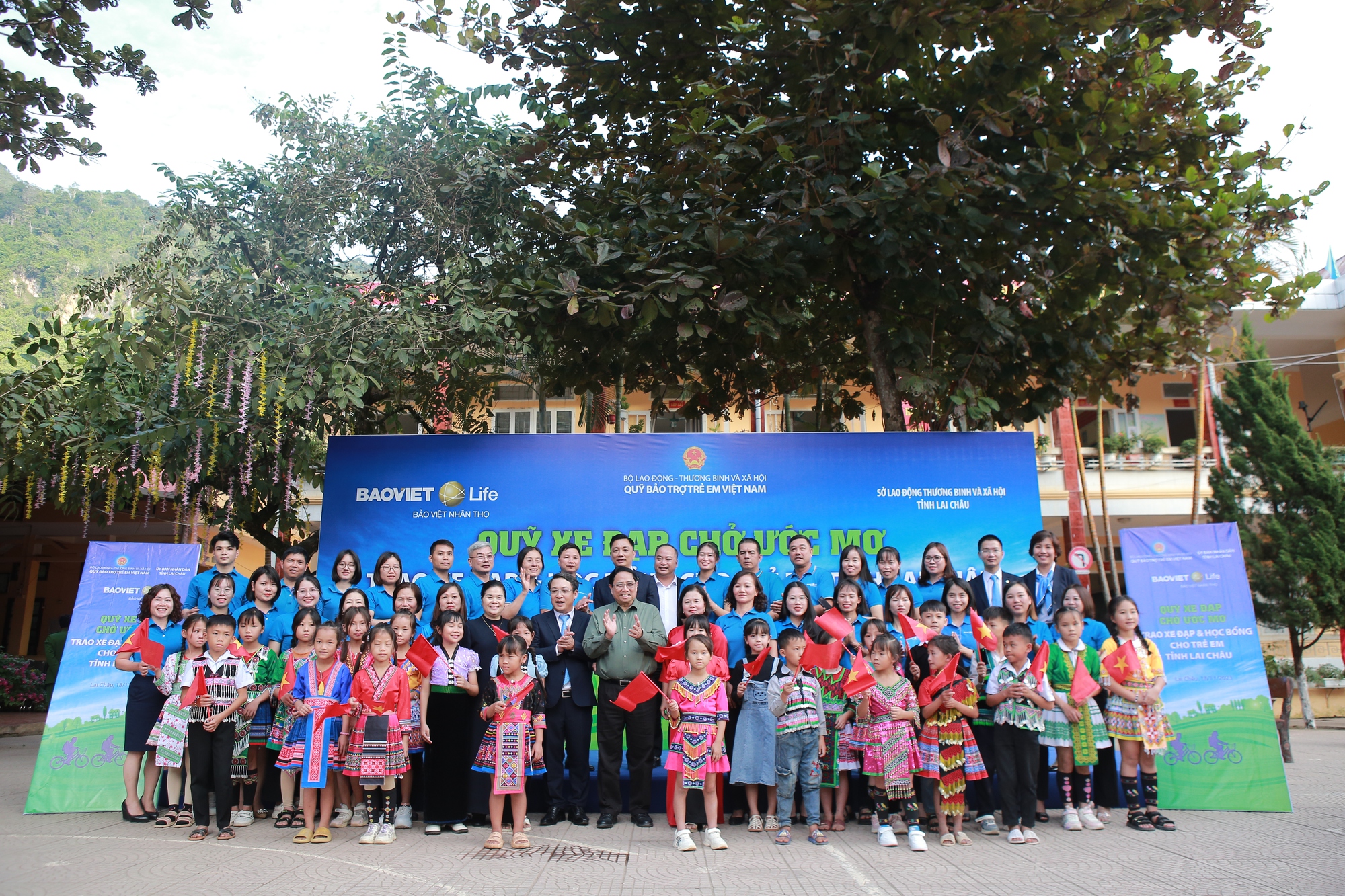 &quot;Quỹ Xe đạp chở ước mơ&quot; trao tặng hơn 700 phần quà cho trẻ em có hoàn cảnh khó khăn tỉnh Lai Châu - Ảnh 3.