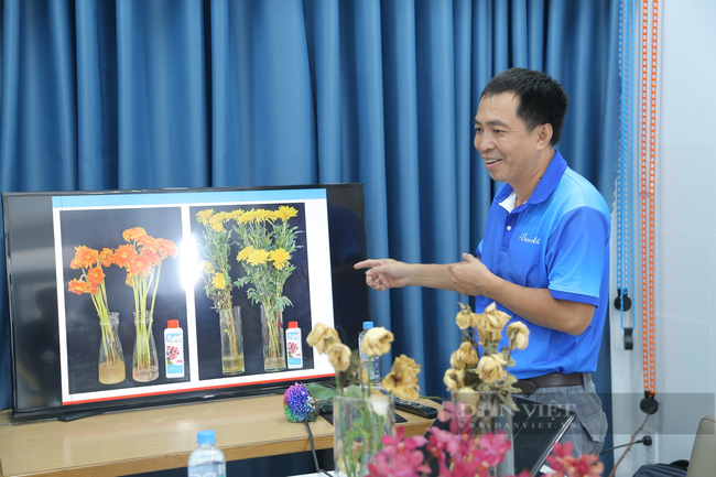 Ông Lê Trung Hiếu – Giám đốc Công ty TNHH Bambi Hana cùng với sản phẩm nước dưỡng hoa cho hoa tươi các loại cũng là học viên của Trung tâm ươm tạo Doanh nghiệp nông nghiệp công nghệ cao. Ảnh: HG