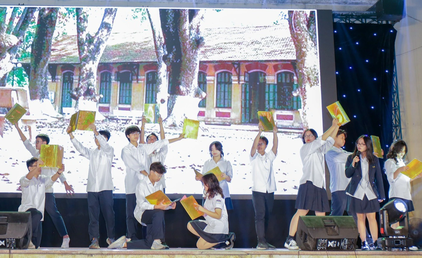 &quot;Món quà&quot; tặng ngày 20/11 của học sinh Trường THPT Chu Văn An khiến hiệu trưởng tự hào - Ảnh 3.
