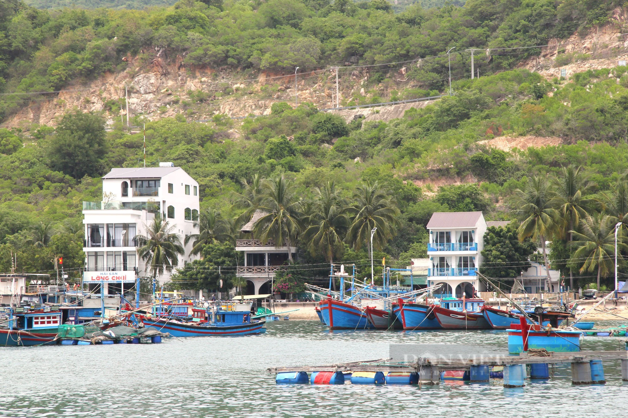 Cận cảnh những nhà hàng, biệt thự homestay xây không phép ở làng du lịch biển Vĩnh Hy - Ảnh 4.