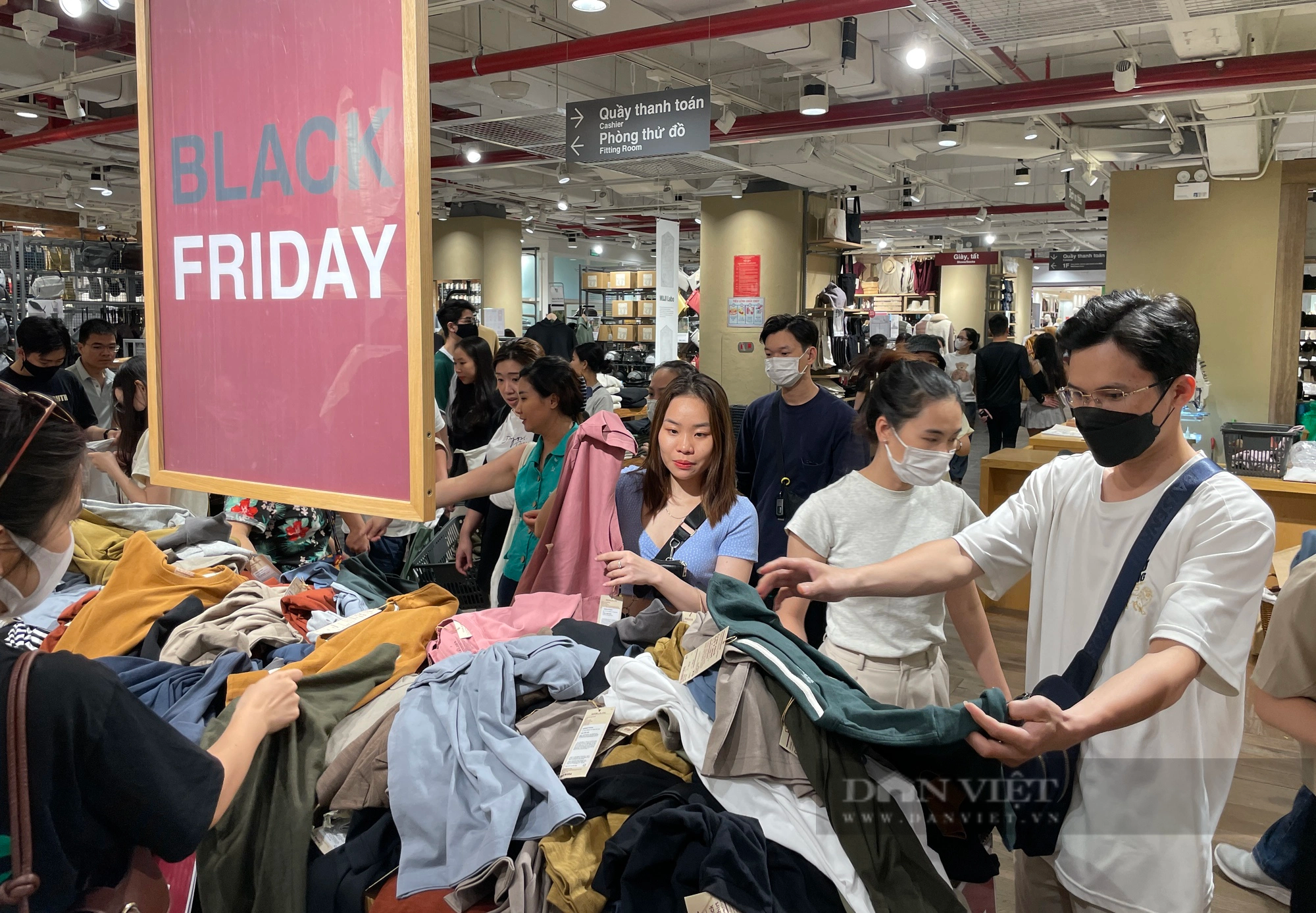 Giới trẻ săn hàng giảm giá Black Friday sớm, xếp hàng cả buổi chờ tính tiền - Ảnh 1.