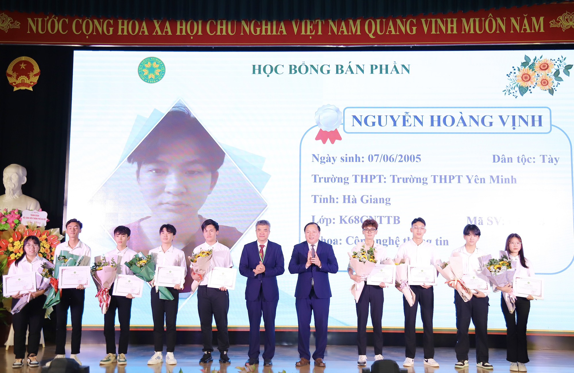 Học viện Nông nghiệp Việt Nam trao học bổng cho 10 tân sinh viên thuộc 8 tỉnh khu vực miền núi phía Bắc - Ảnh 1.