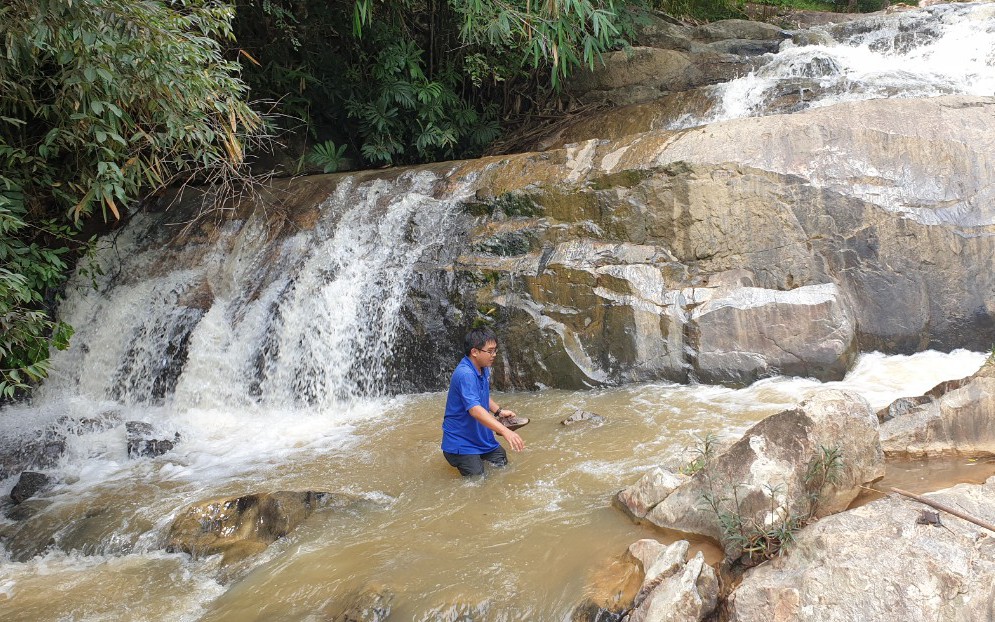 Thác nước hoang sơ giữa rừng ở Kom Tum, nước rót như lụa, chất chồng đá tảng hình thù kỳ dị