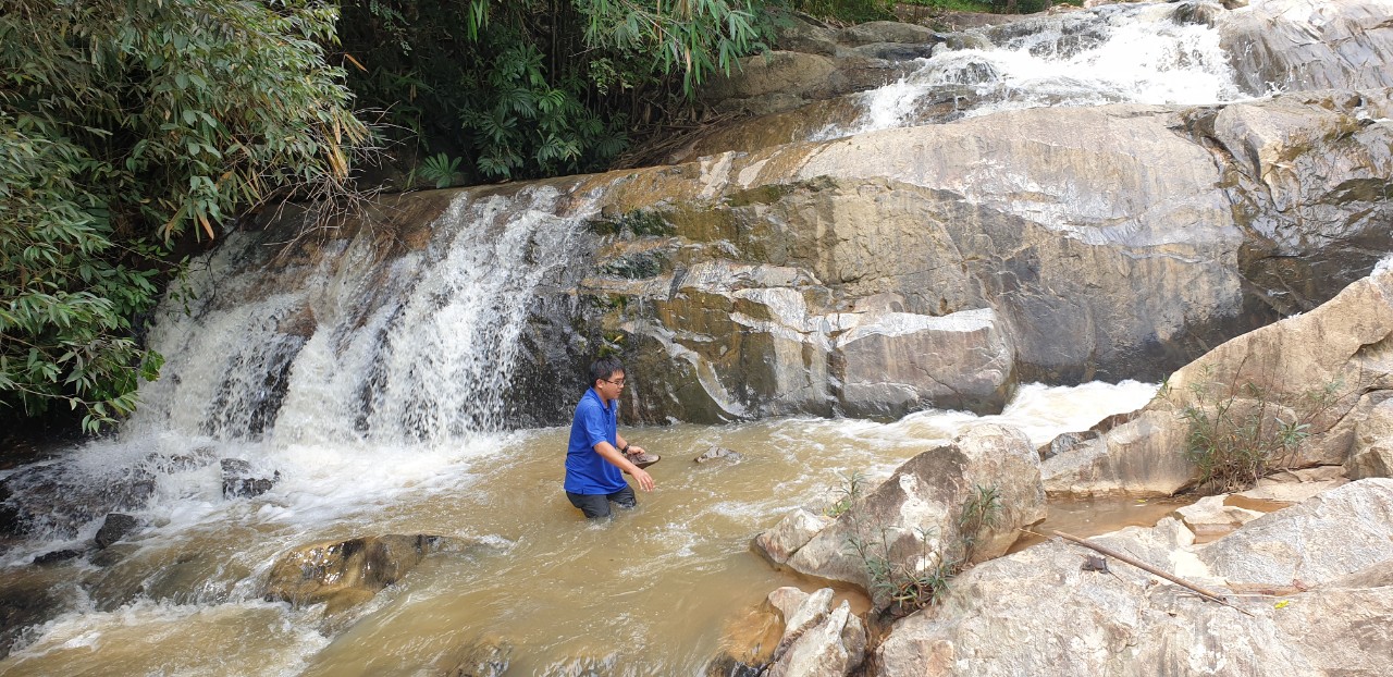 Thác nước hoang sơ giữa rừng ở Kom Tum, nước rót như lụa, chất chồng đá tảng hình thù kỳ dị - Ảnh 2.