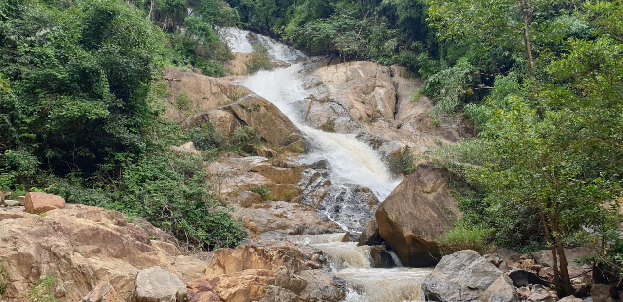 Thác nước hoang sơ giữa rừng ở Kom Tum, nước rót như lụa, chất chồng đá tảng hình thù kỳ dị - Ảnh 4.