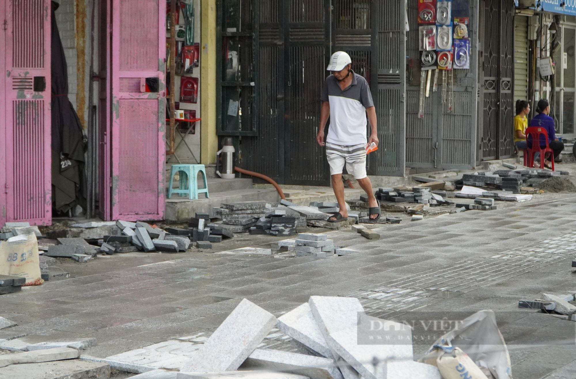  Hà Nội lại đào xới vỉa hè dịp cuối năm - Ảnh 2.