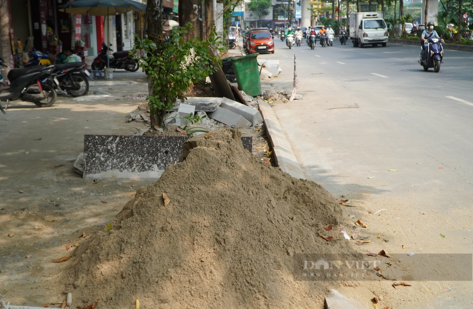  Hà Nội lại đào xới vỉa hè dịp cuối năm - Ảnh 7.