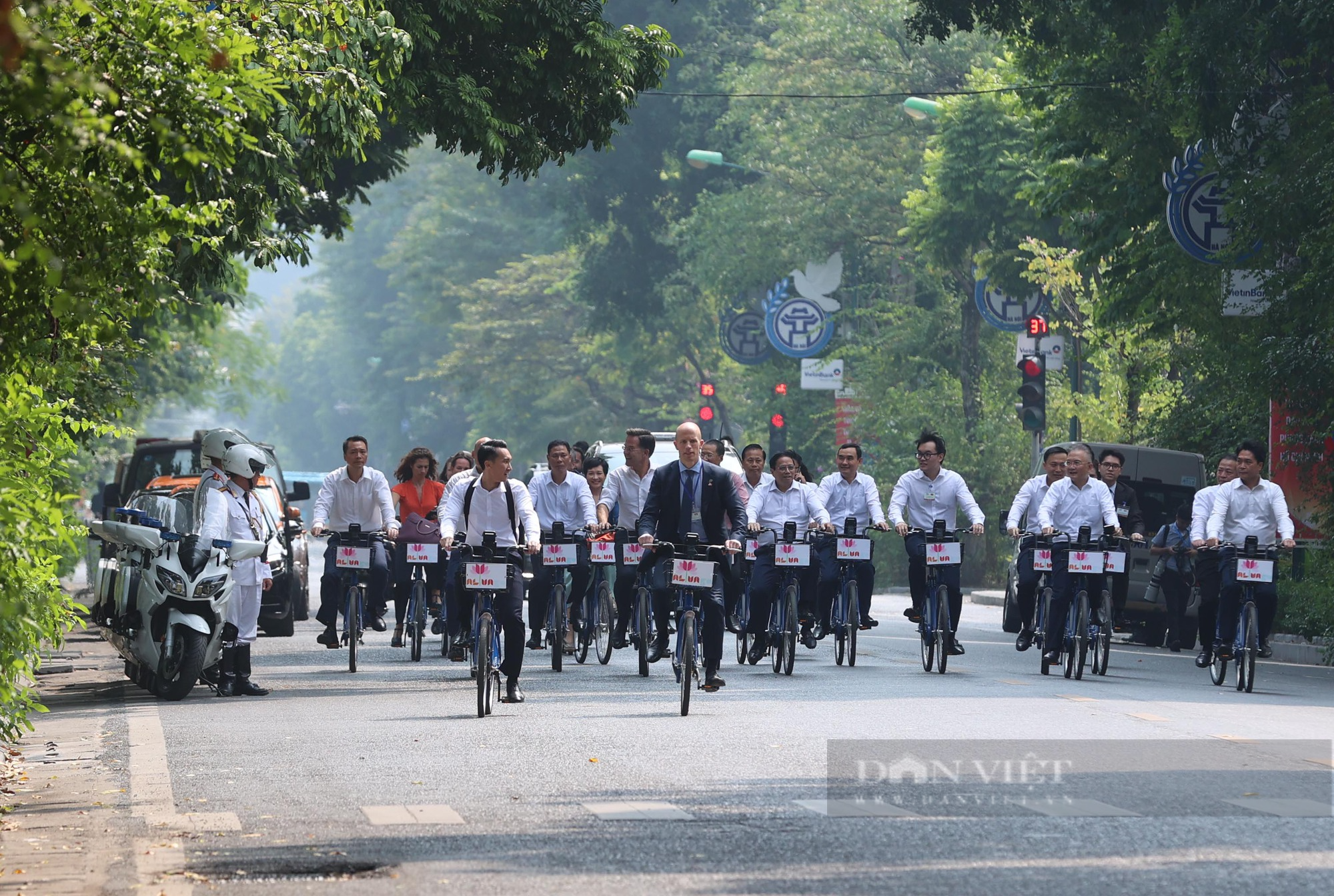 Thủ tướng Phạm Minh Chính và Thủ tướng Hà Lan đạp xe quanh phố phường Hà Nội - Ảnh 1.
